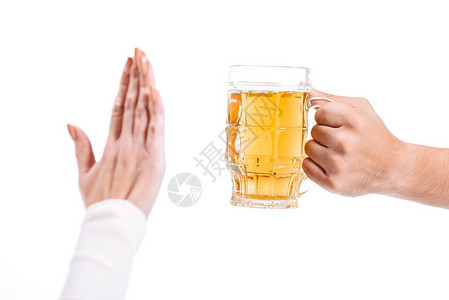 妇女拒绝喝白边隔绝的啤酒图片