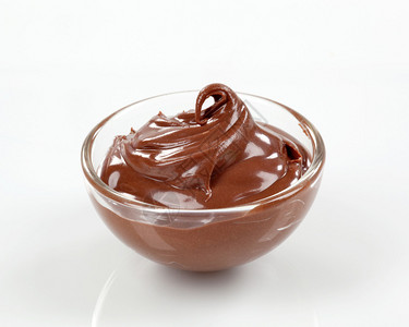 玻璃碗里的巧克力甜点背景图片
