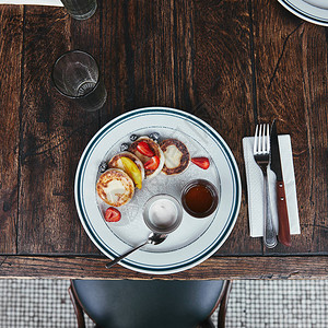 餐厅的木制餐桌上有碗饭和餐具图片
