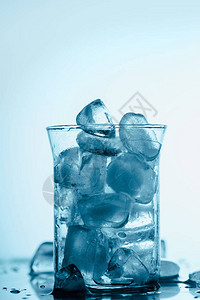 玻璃中融化的冰块图片