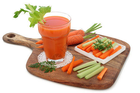 含切片蔬菜的胡萝卜和大菜健康饮品图片
