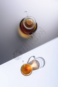 玻璃杯和茶壶中的草药有机茶的顶部视图图片