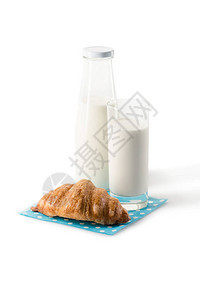 瓶装牛奶和杯装牛奶及自制羊角面包用于绝图片