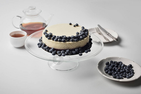 芝士蛋糕和蓝莓在玻璃摊子上图片