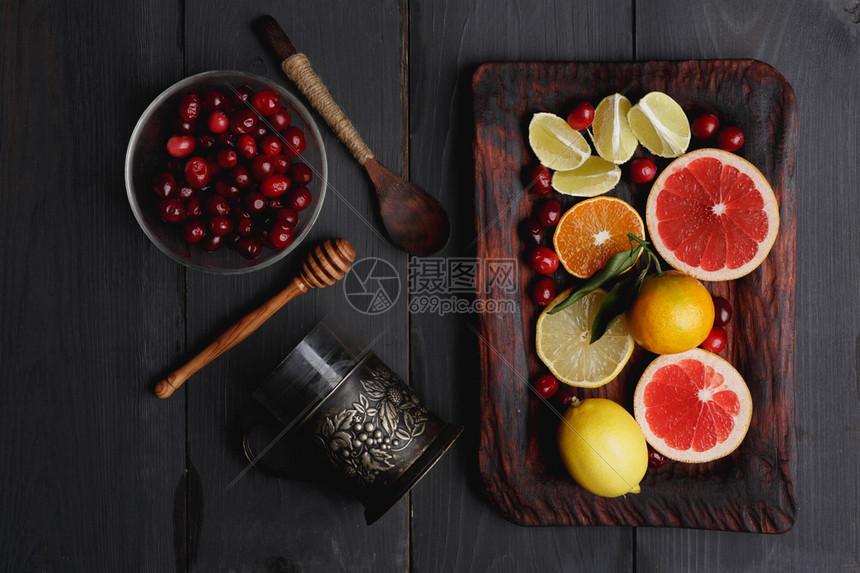 热冬季潘趣酒桑格利亚汽酒托迪或热葡萄酒的成分黑色木质背景上质朴的木托盘上的柠檬葡萄柚橘子酸图片