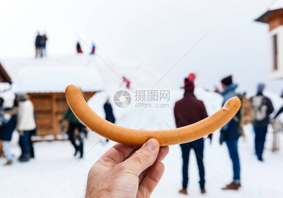 在德国Mummelsee享受冬雪的人们的脚影中图片