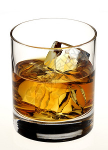 孤立的一杯威士忌图片