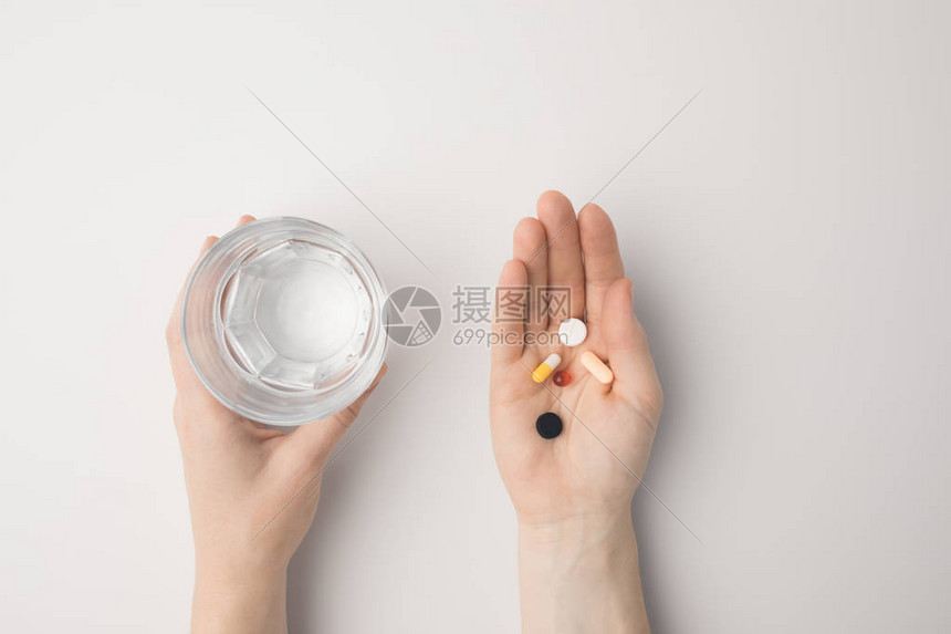 妇女手中握着药丸和水高清图片下载-正版图片502926678-摄图网