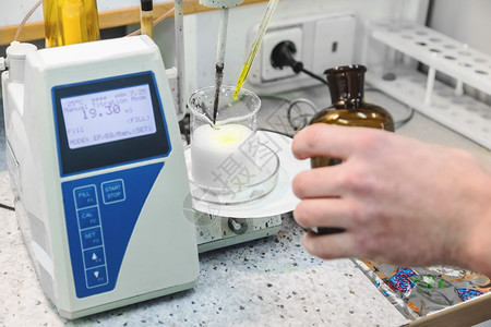 实验室在制药工业制造或化工厂用电子测量设备在研究实图片