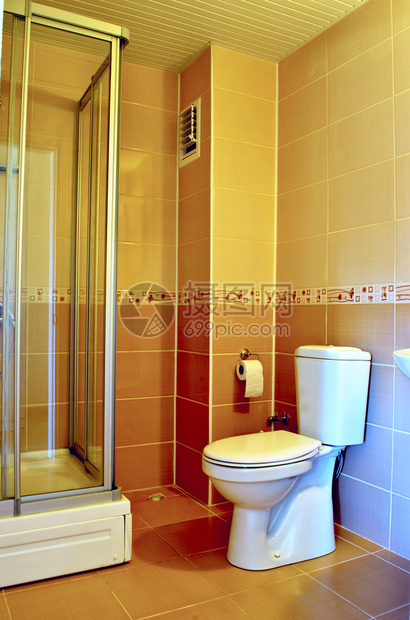现代瓷砖洗手间内有玻璃淋浴隔间图片