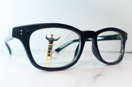 光学眼镜被细小的雕像清洗干净象征图片