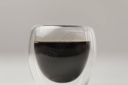 双壁玻璃杯白色背景上加浓咖啡图片