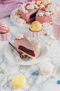 生日蛋糕马卡龙彩色纸杯蛋糕和餐桌图片