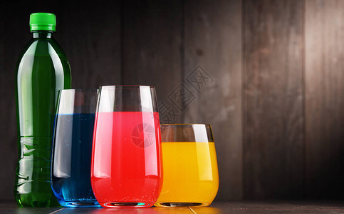 各种颜色的各类混合碳化软饮料玻背景图片