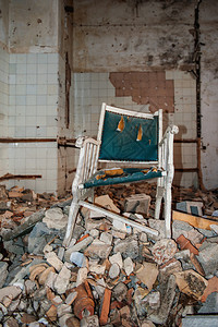 孤单的资深椅子在一座被毁坏和废弃图片