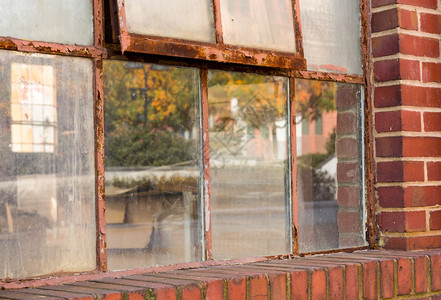 砖瓦仓库或工厂中反映落色的生锈窗图片
