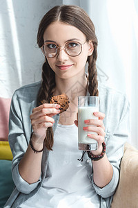 美丽的少女孩有饼干和牛背景图片