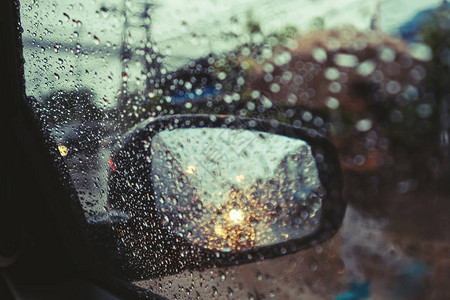 路边的雨天车面上有雨滴侧翼镜子照图片