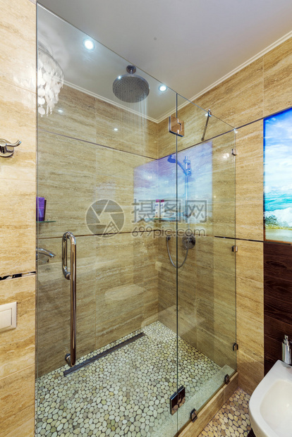清洁和白色洗手间有白浴缸米格瓷砖地板图片