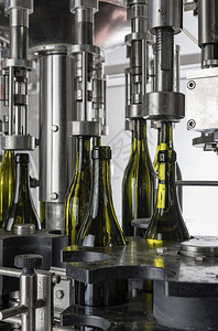 意大利西里岛葡萄酒厂用工业机器装满图片