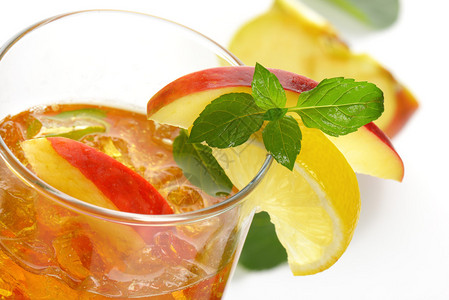 高清图片一杯加冰的新鲜苹果汁高清图片冷饮苏打水加冰一杯可口乐供