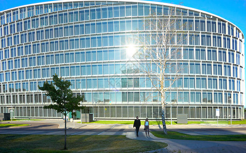 反映蓝色天空的玻璃和金属论坛摩天大楼现代商业结构图图片