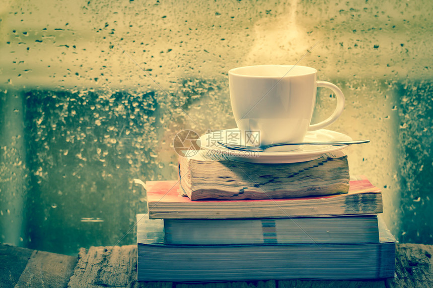 在雨天喝杯咖啡和书高清图片下载-正版图片502929547-摄图网