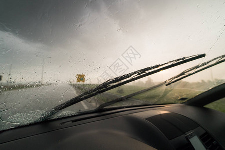雨天从车内的挡风玻璃刮水器图片