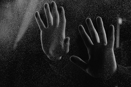 黑海面在黑暗中触摸冰霜玻璃和棕背景