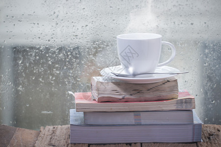 在雨天喝杯咖啡和书图片