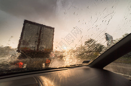 雨天从车内的挡风玻璃刮水器图片