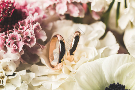 新娘花束中的金色戒指图片
