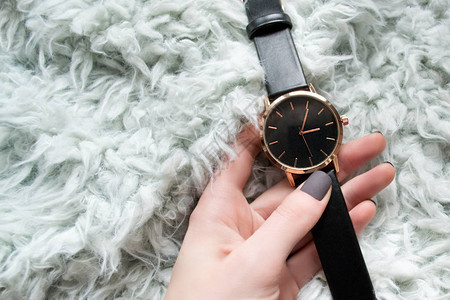 女手中的优雅黑色手表时尚概念图片