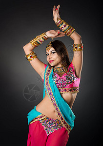 身着民族服饰的印度民间舞蹈图片