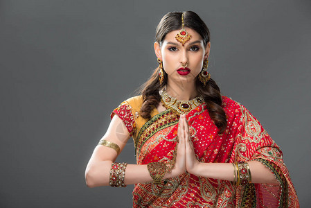 穿着传统服装和饰物的印度妇女图片