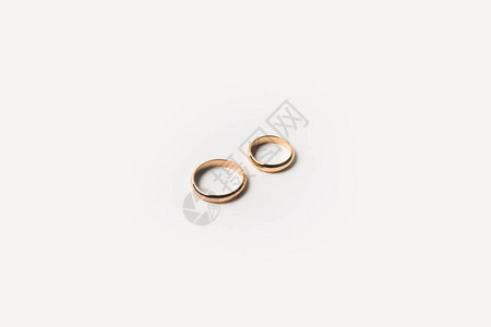 金色结婚戒指的顶部视图图片