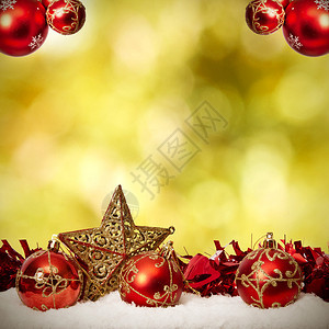 具有传统圣诞装饰和圣诞假期的资金图片