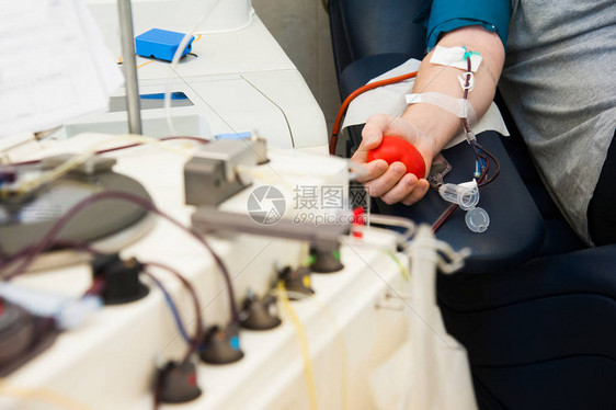 医院化验室捐赠者输血献单位期间的医生图片