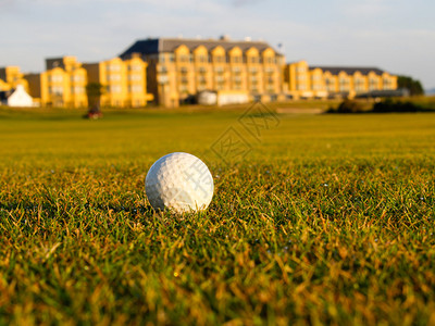 高尔夫球落在苏格兰圣安德鲁高尔夫球场的平道上图片