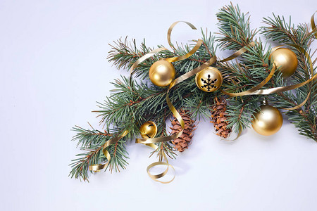 圣诞树枝金球和松果丝图片