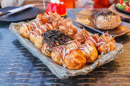 章鱼烧日本食物面粉加到餐厅的一背景