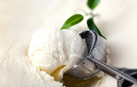 用勺子切冰淇淋图片