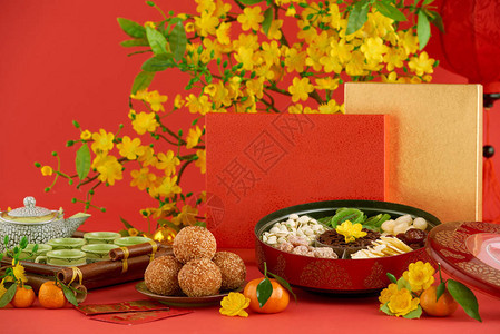 传统炒饭球和带干果和坚果背景图片