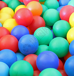 绚丽的彩色塑料球的宏观特写图片
