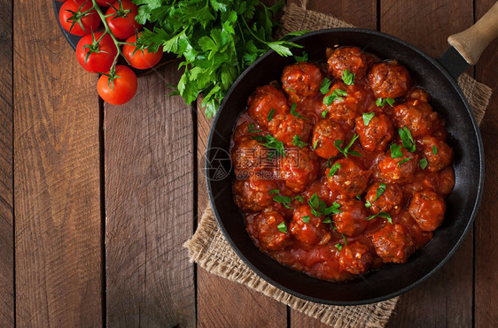 美味的肉丸由牛肉制成辣番茄酱里做的肉丸子用木瓜或图片