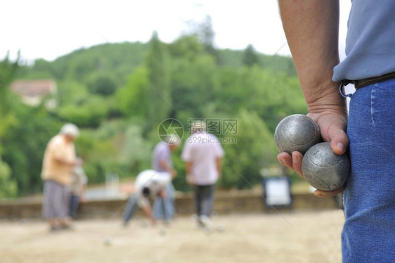 在法国欧洲玩滚球图片