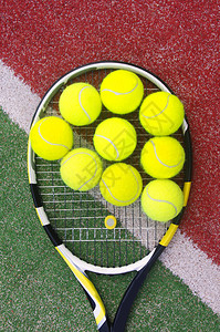网球拍与球场上的球图片