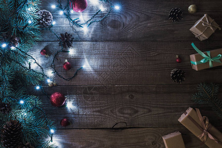 圣诞礼物闪亮的露珠和树枝木本上图片
