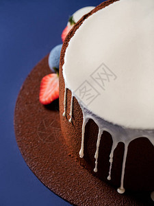 覆盖巧克力天鹅绒的穆塞蛋糕图片