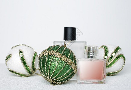 两瓶香水和圣诞球背景图片